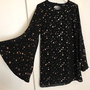 Lulu’s Flowy Starry Long-Sleeved Dress Size Med